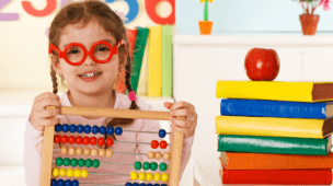 Menina de oculos na escola