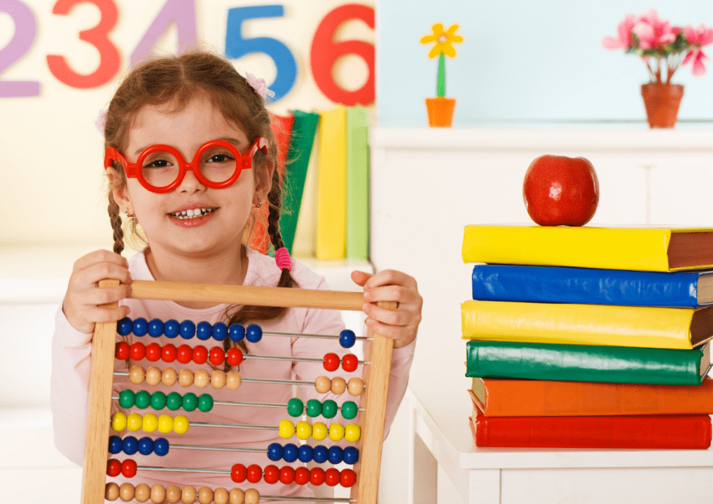 Menina de oculos na escola