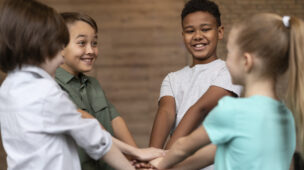 crianças unindo as mãos, felizes