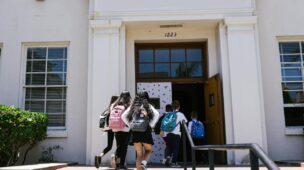 crianças entrando na escola