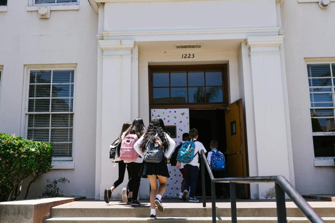 crianças entrando na escola