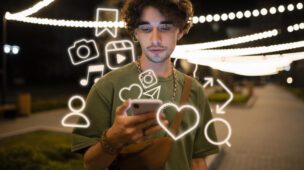 Pessoa imersa no celular, cercada por ícones de redes sociais