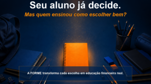 Material escolar sobre mesa azul com caderno iluminado em laranja e chamada sobre educação financeira.