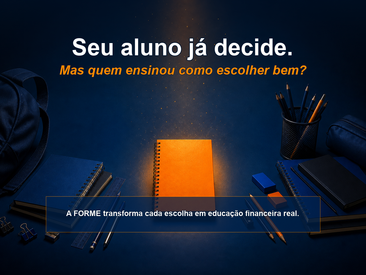 Material escolar sobre mesa azul com caderno iluminado em laranja e chamada sobre educação financeira.