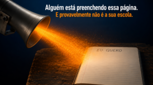 Megafone metálico despejando um facho de luz e partículas laranja sobre a página em branco de um caderno escolar aberto onde está escrito à mão 'EU QUERO'.