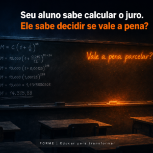 Lousa escura de sala de aula: cálculo de juro composto resolvido em giz branco à esquerda e a pergunta 'Vale a pena parcelar?' em laranja luminoso à direita.