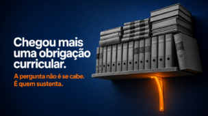 Prateleira presa por um único suporte laranja incandescente que se curva sob o peso de fichários e volumes empilhados alem da capacidade