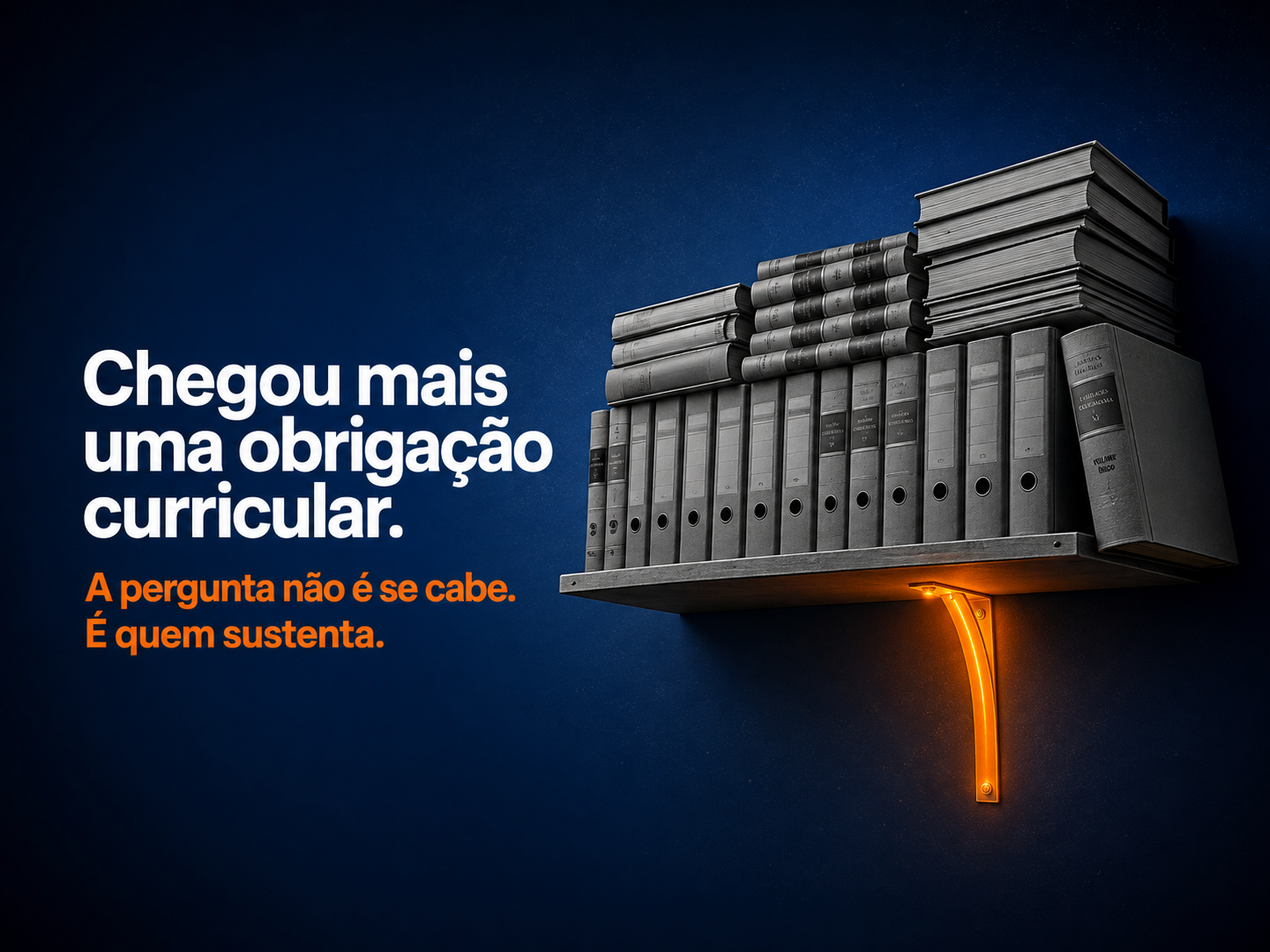 Prateleira presa por um único suporte laranja incandescente que se curva sob o peso de fichários e volumes empilhados alem da capacidade