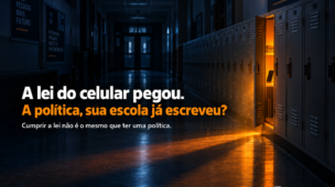 Corredor escolar escuro com armários fechados e um único armário aberto emitindo luz laranja, simbolizando a Lei 15.100/2025 sobre uso de celular nas escolas
