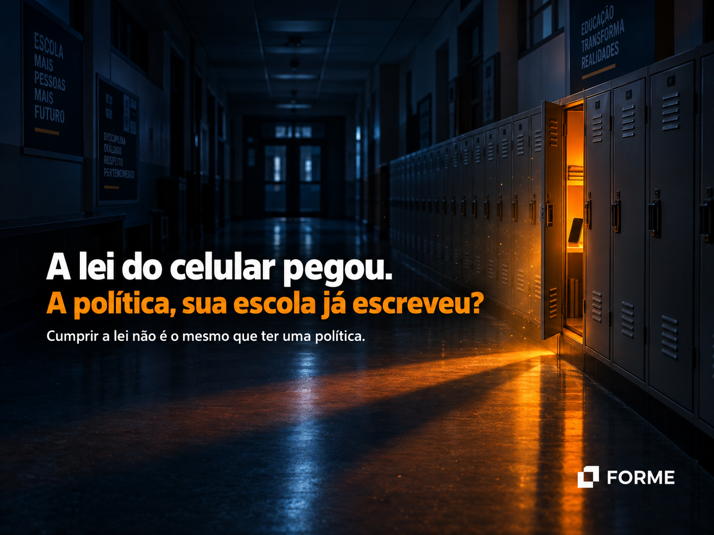 Corredor escolar escuro com armários fechados e um único armário aberto emitindo luz laranja, simbolizando a Lei 15.100/2025 sobre uso de celular nas escolas