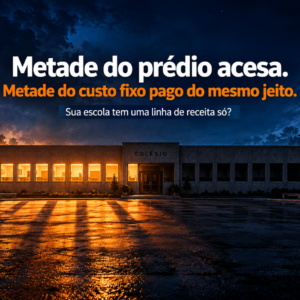 Prédio de colégio à noite com as janelas da metade esquerda acesas em laranja e a metade direita no escuro.