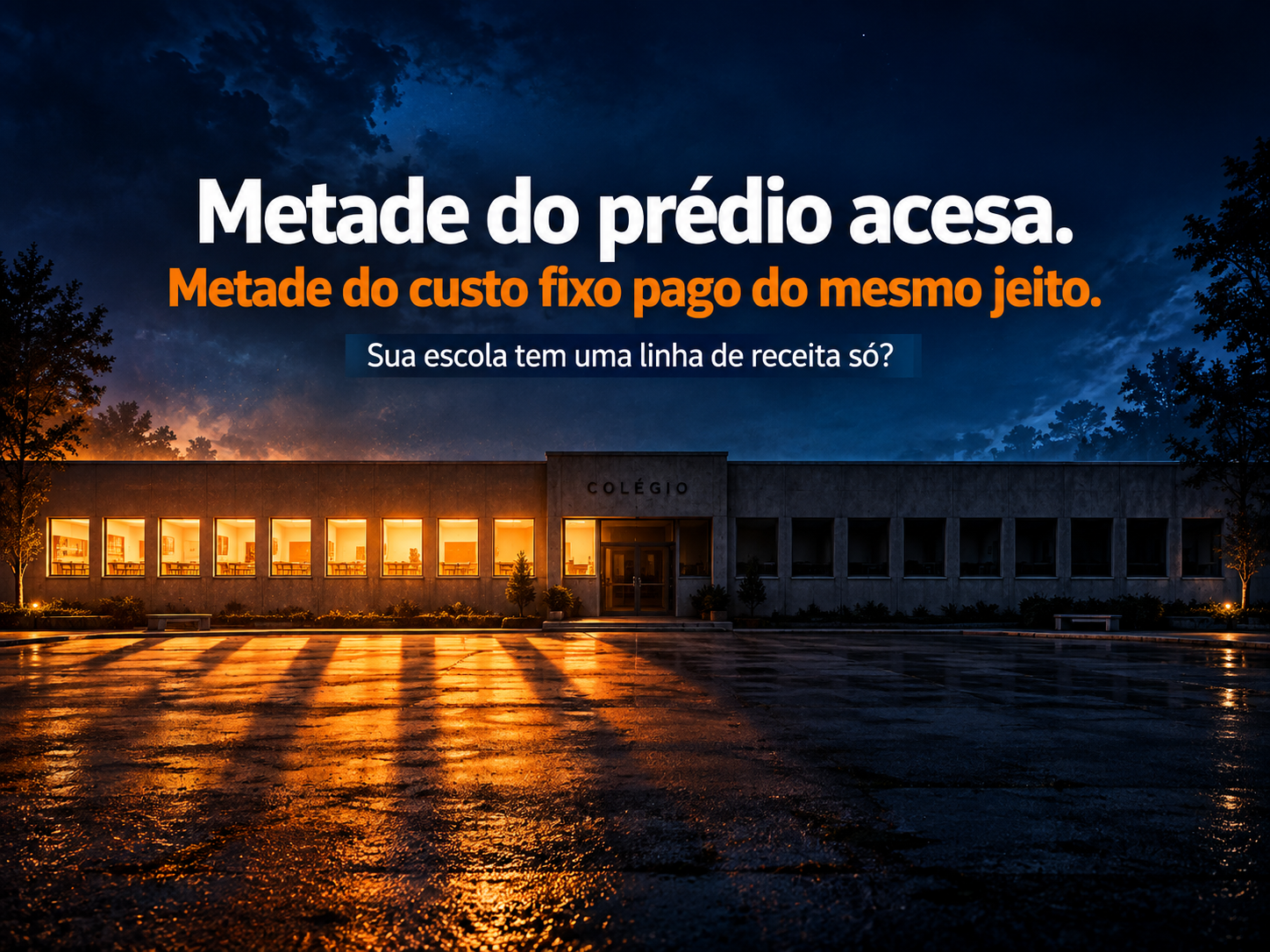 Prédio de colégio à noite com as janelas da metade esquerda acesas em laranja e a metade direita no escuro.