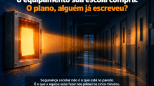Corredor escolar escuro com uma caixa de vidro de emergência na parede; dentro dela, no lugar de um martelo, uma folha de papel em branco brilhando em laranja. Texto: O equipamento sua escola compra. O plano, alguém já escreveu?