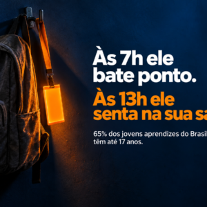 Mochila escolar cinza e um crachá corporativo laranja aceso pendurados no mesmo gancho.