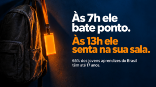 Mochila escolar cinza e um crachá corporativo laranja aceso pendurados no mesmo gancho.