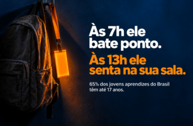 Seu aluno já tem holerite. E a escola ainda trata dinheiro como assunto de adulto.
