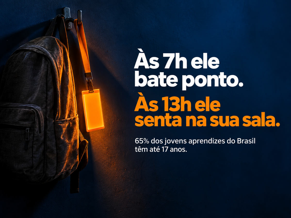Mochila escolar cinza e um crachá corporativo laranja aceso pendurados no mesmo gancho.