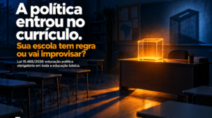 Urna de vidro iluminada em laranja sobre a mesa do professor em sala de aula vazia à noite